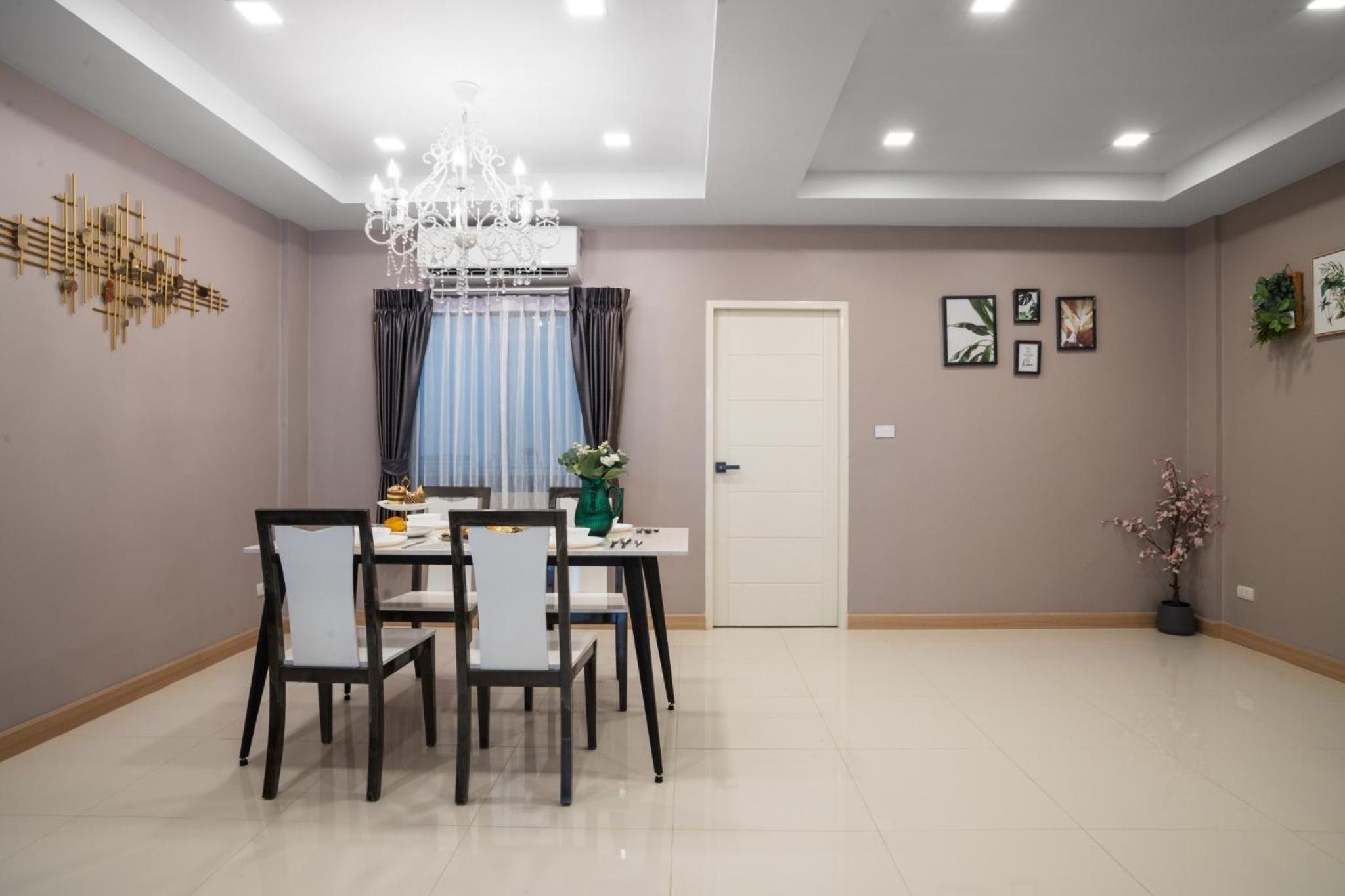 3-bedroom, 3-bathroom townhouse, community with swimming pool, gym, walking street for 20 minutes by car