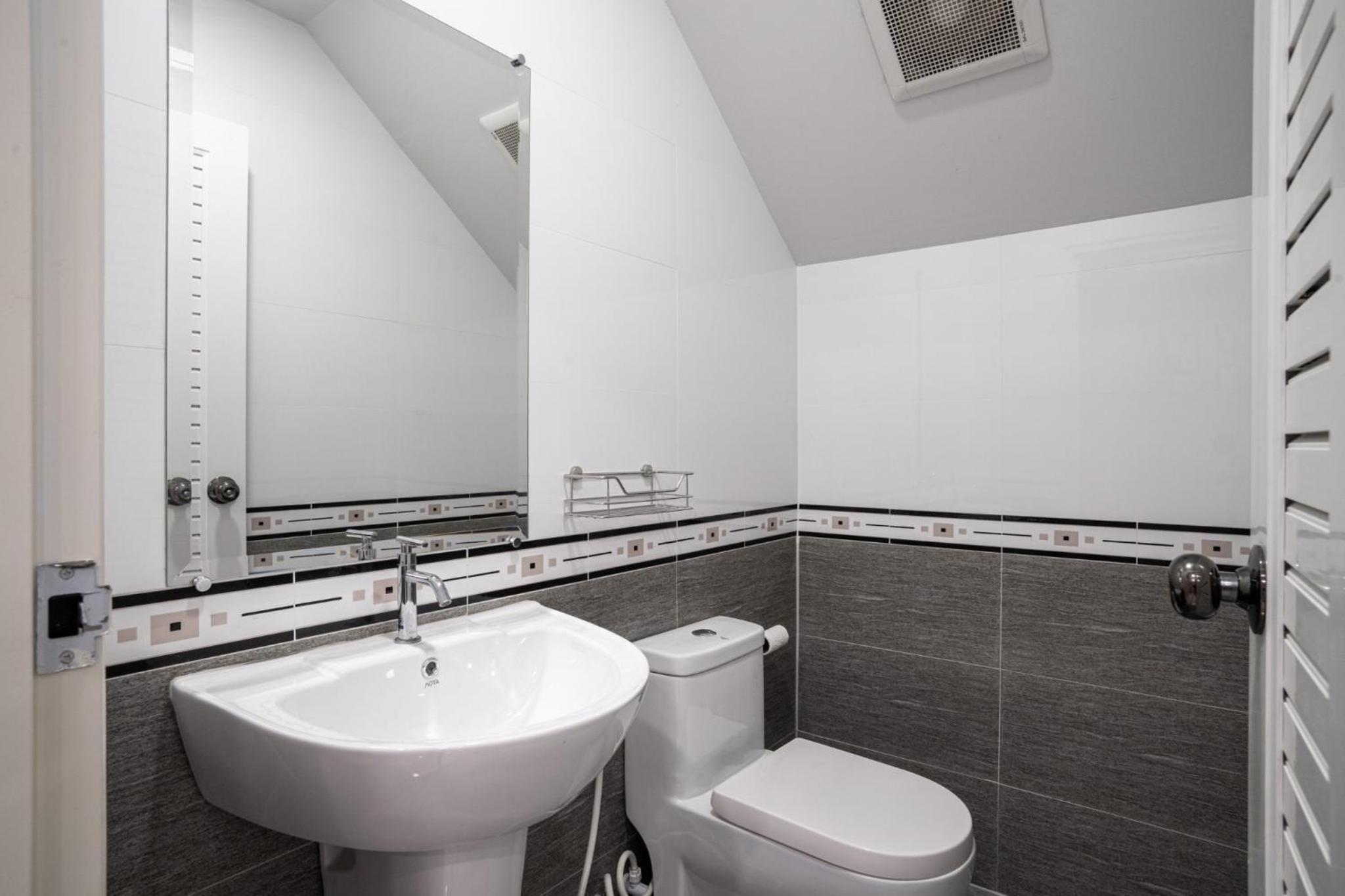 3-bedroom, 3-bathroom townhouse, community with swimming pool, gym, walking street for 20 minutes by car