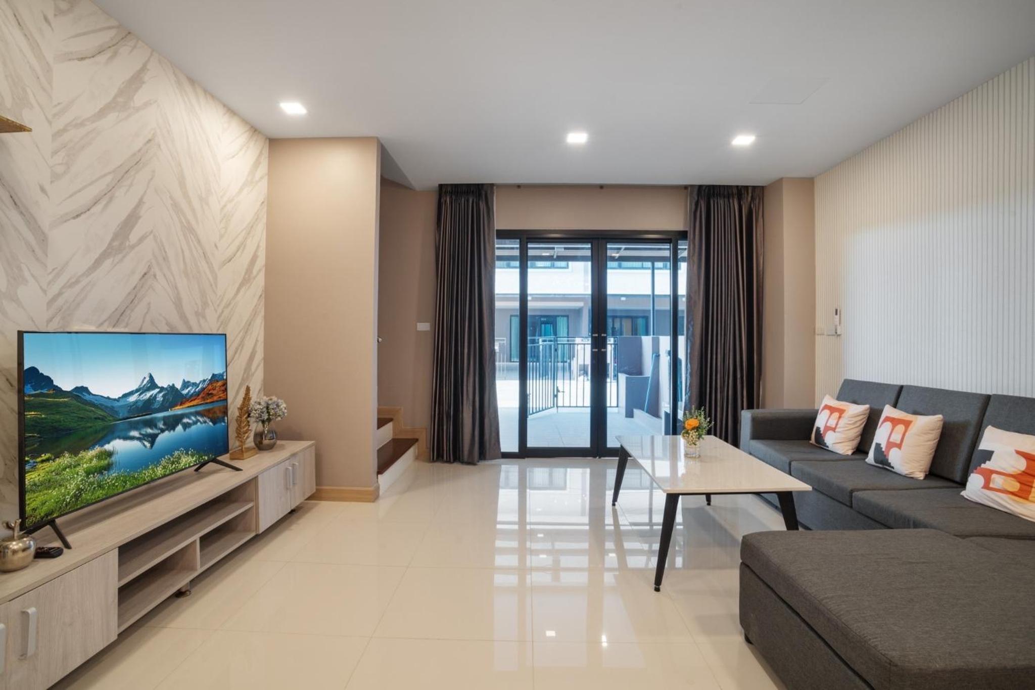 3-bedroom, 3-bathroom townhouse, community with swimming pool, gym, walking street for 20 minutes by car