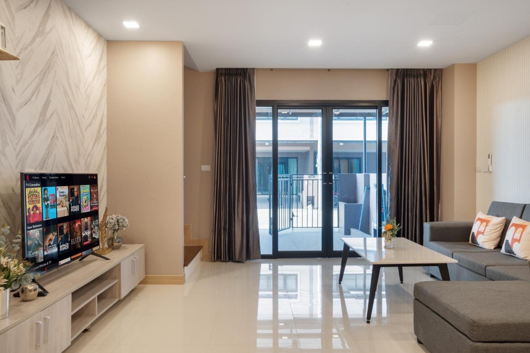 3-bedroom, 3-bathroom townhouse, community with swimming pool, gym, walking street for 20 minutes by car