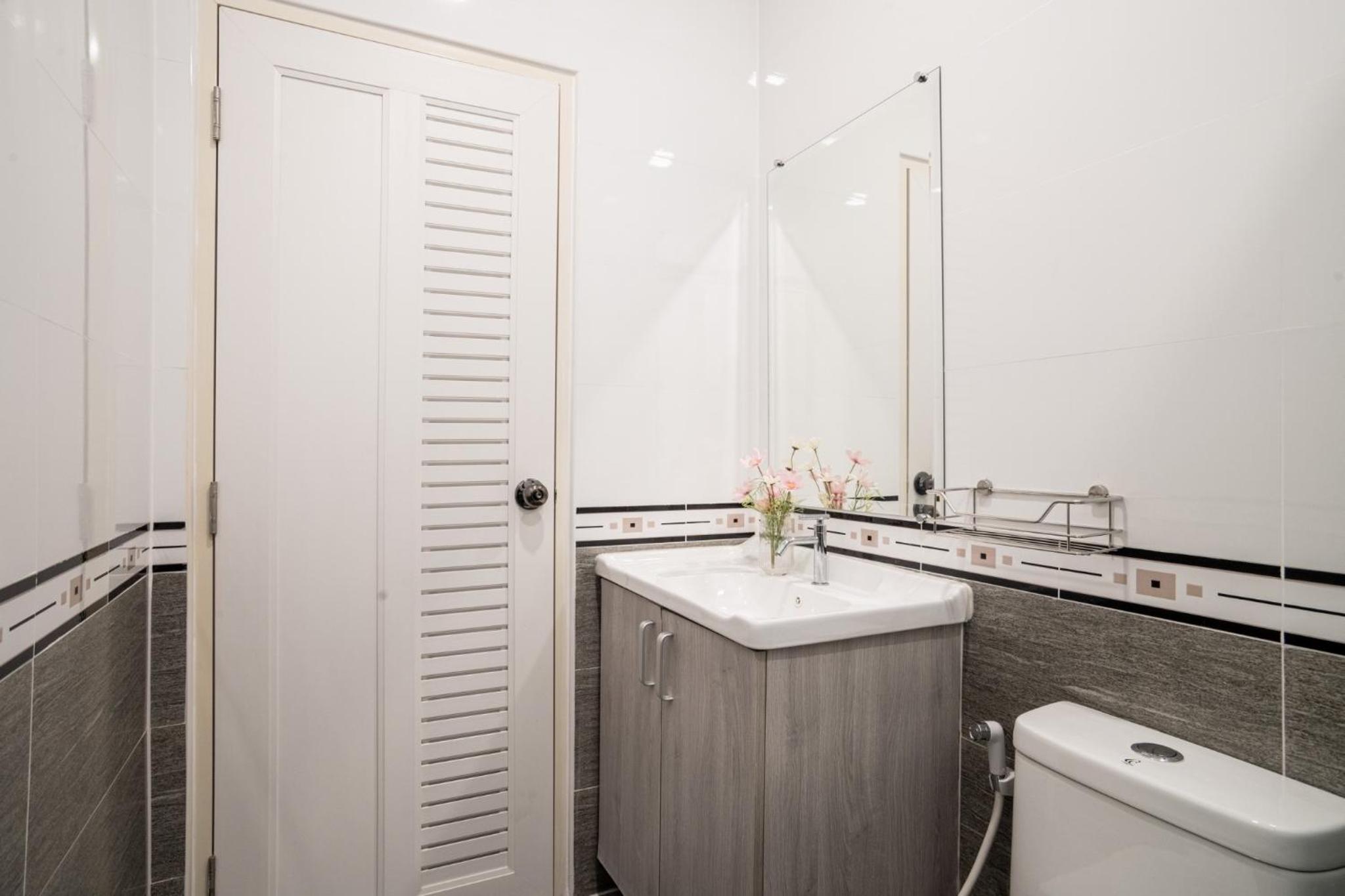 3-bedroom, 3-bathroom townhouse, community with swimming pool, gym, walking street for 20 minutes by car
