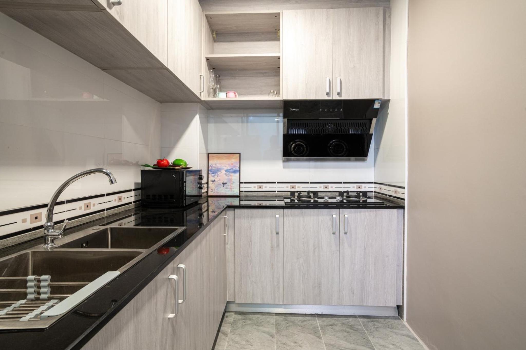 3-bedroom, 3-bathroom townhouse, community with swimming pool, gym, walking street for 20 minutes by car