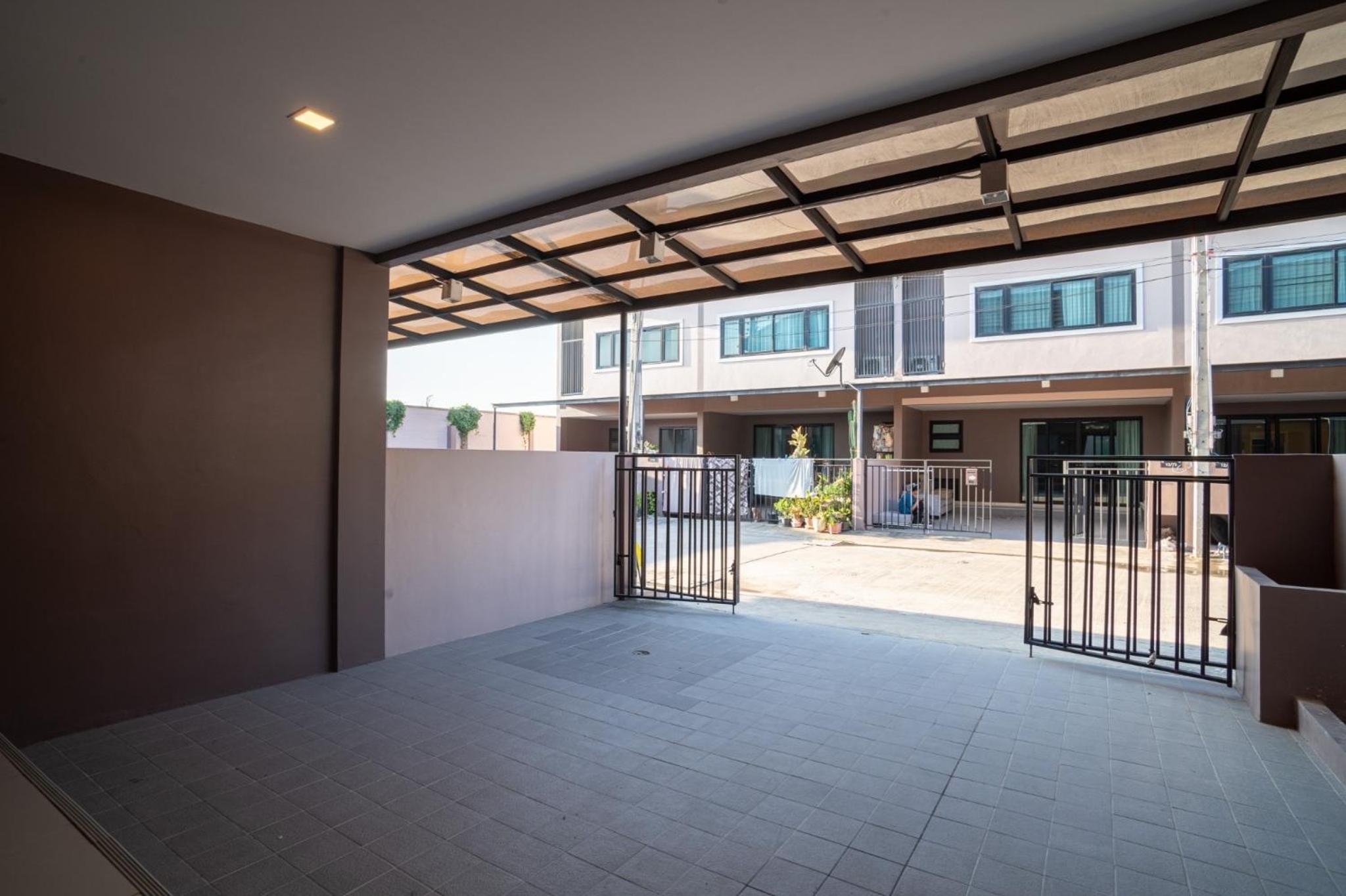 3-bedroom, 3-bathroom townhouse, community with swimming pool, gym, walking street for 20 minutes by car