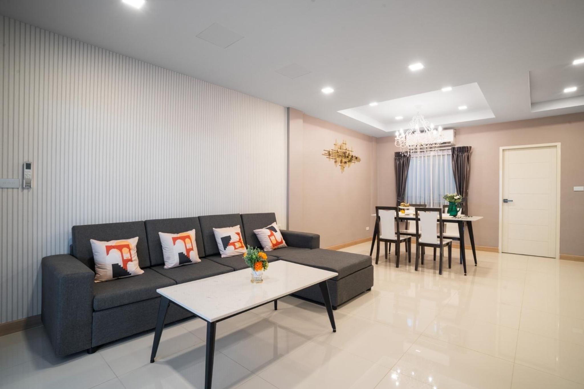 3-bedroom, 3-bathroom townhouse, community with swimming pool, gym, walking street for 20 minutes by car