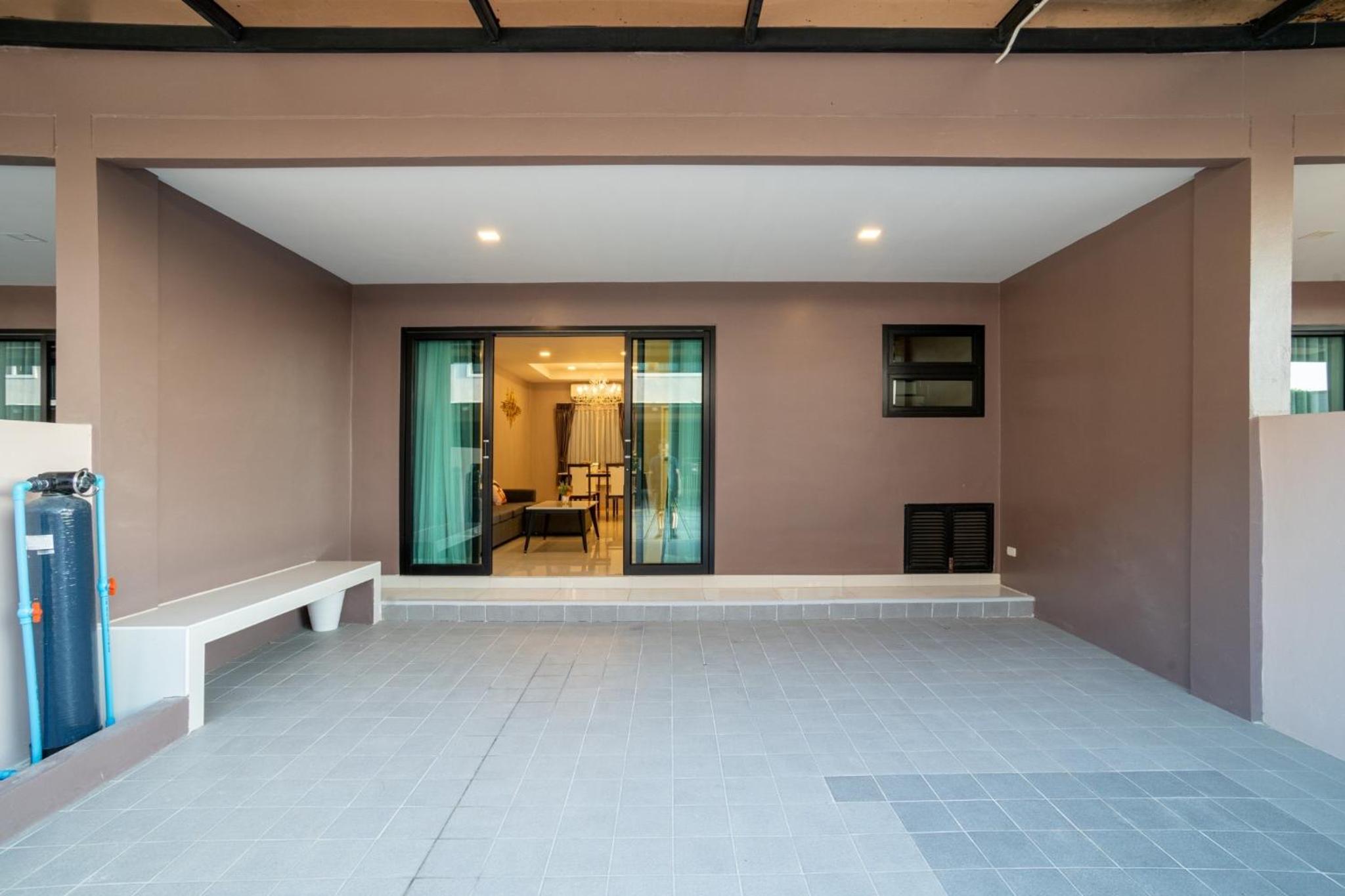 3-bedroom, 3-bathroom townhouse, community with swimming pool, gym, walking street for 20 minutes by car