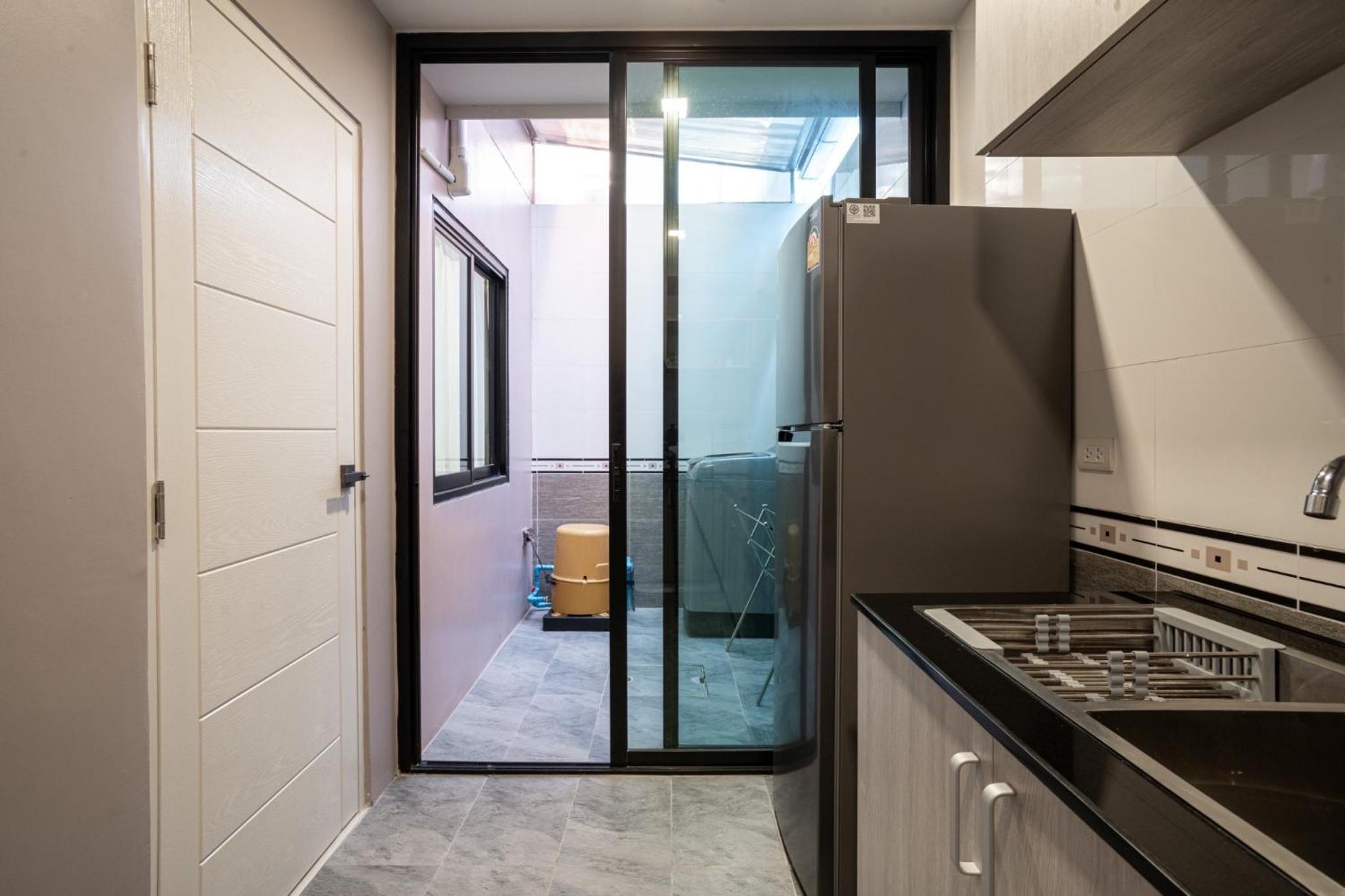 3-bedroom, 3-bathroom townhouse, community with swimming pool, gym, walking street for 20 minutes by car
