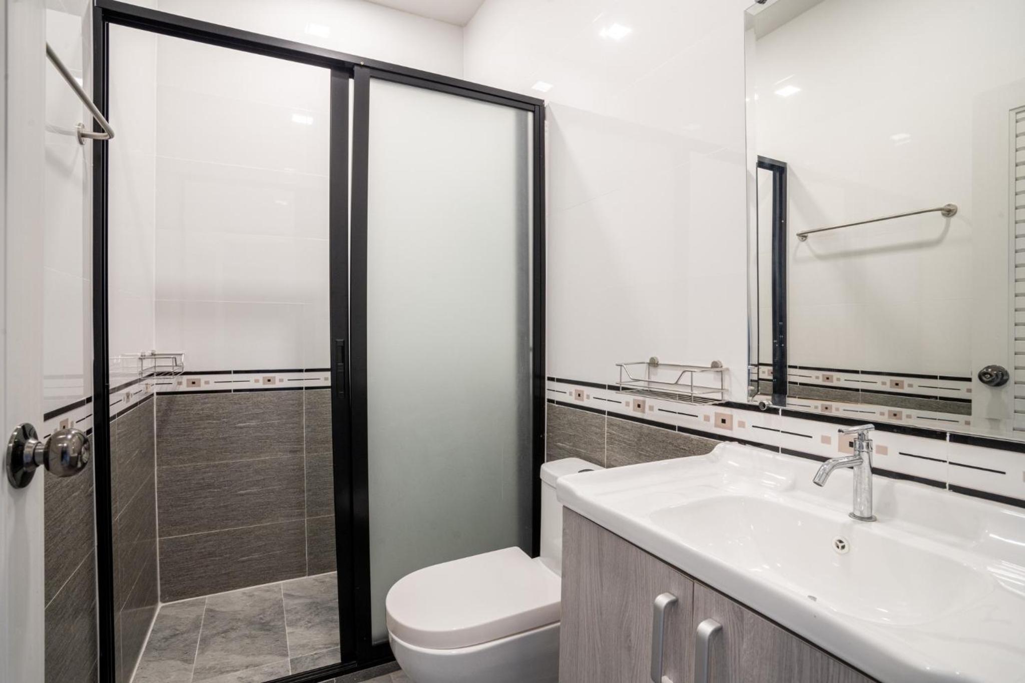 3-bedroom, 3-bathroom townhouse, community with swimming pool, gym, walking street for 20 minutes by car