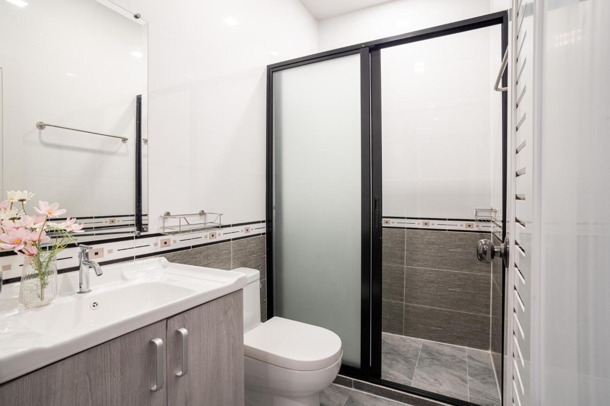 3-bedroom, 3-bathroom townhouse, community with swimming pool, gym, walking street for 20 minutes by car