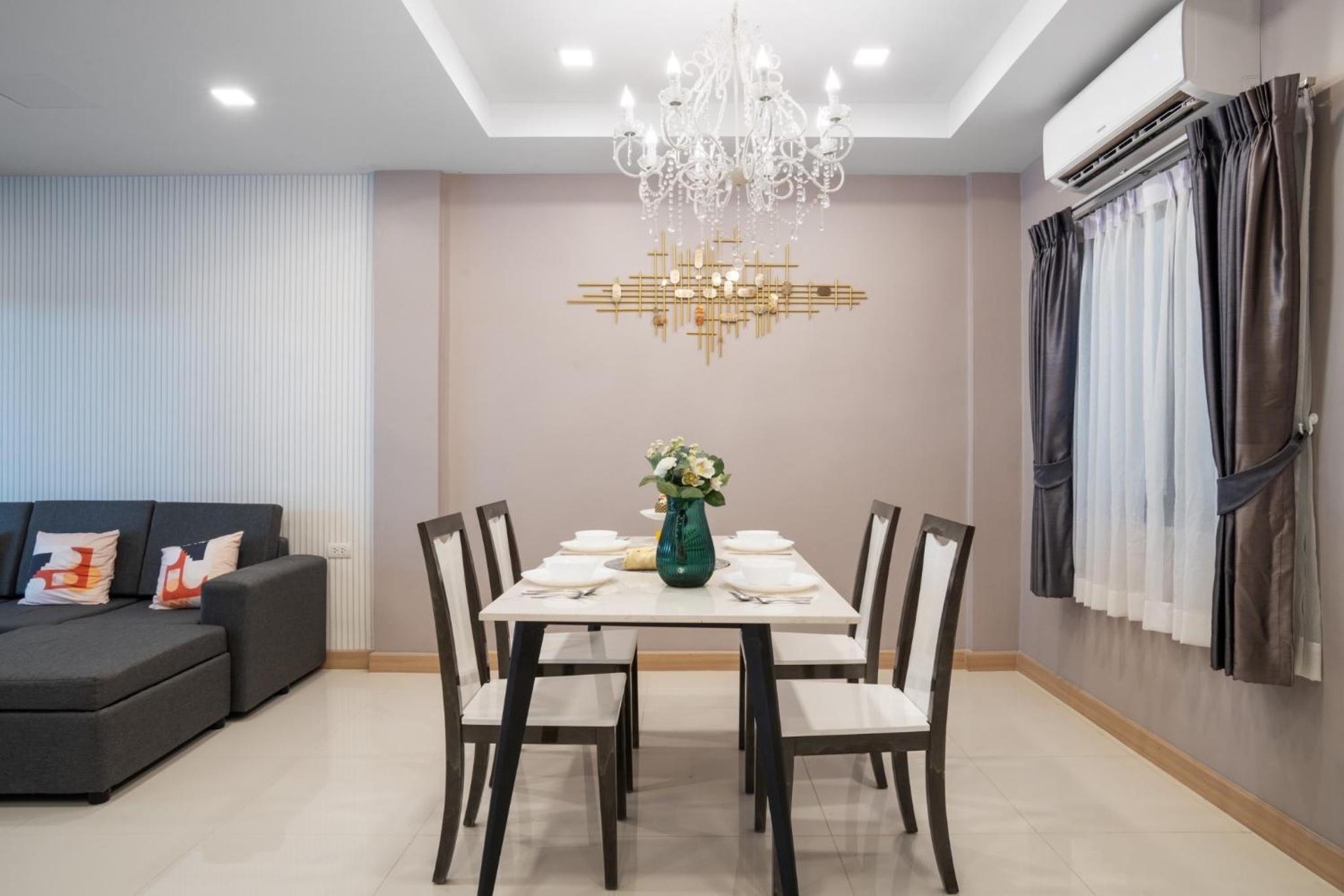 3-bedroom, 3-bathroom townhouse, community with swimming pool, gym, walking street for 20 minutes by car