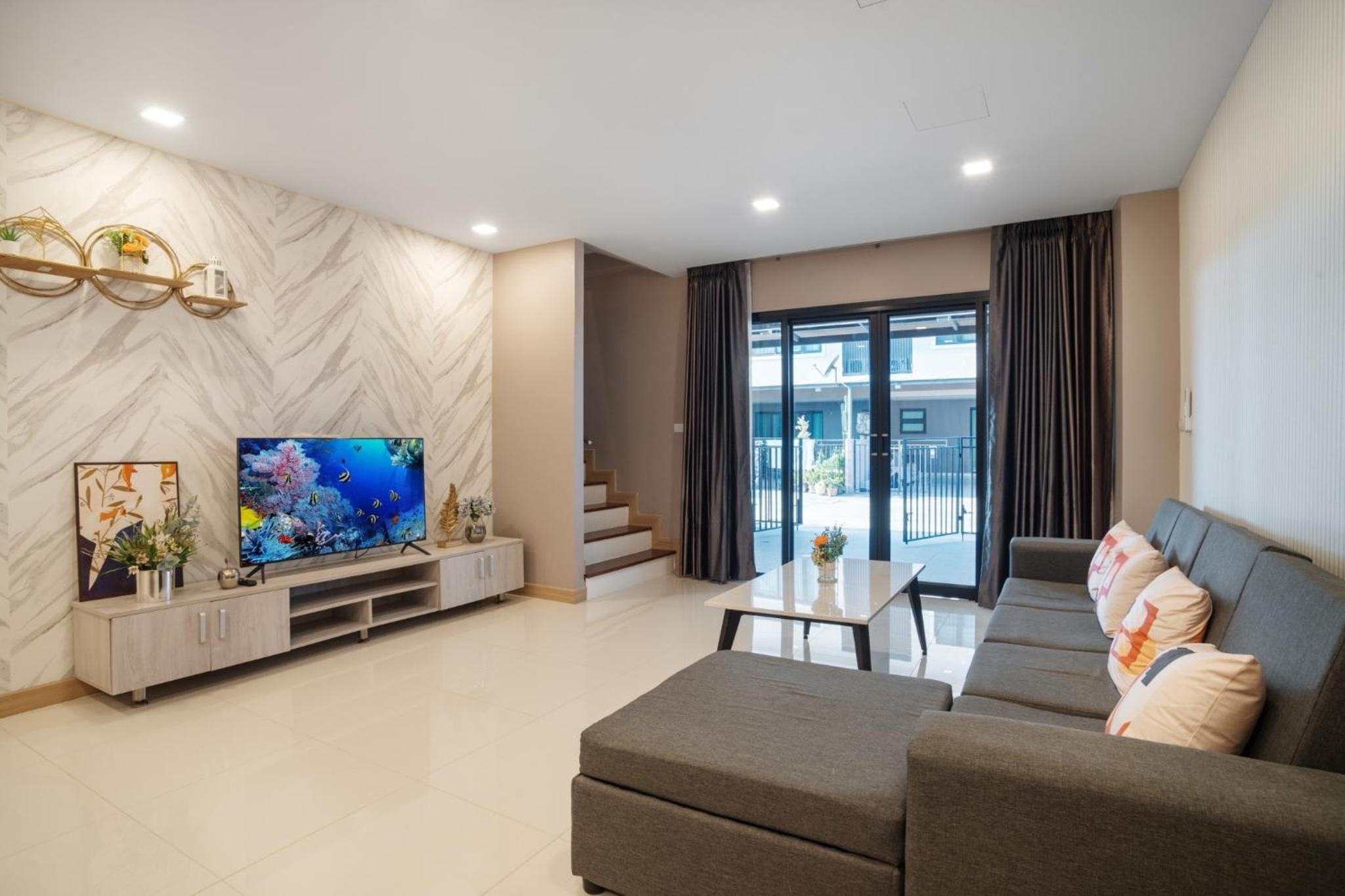 3-bedroom, 3-bathroom townhouse, community with swimming pool, gym, walking street for 20 minutes by car