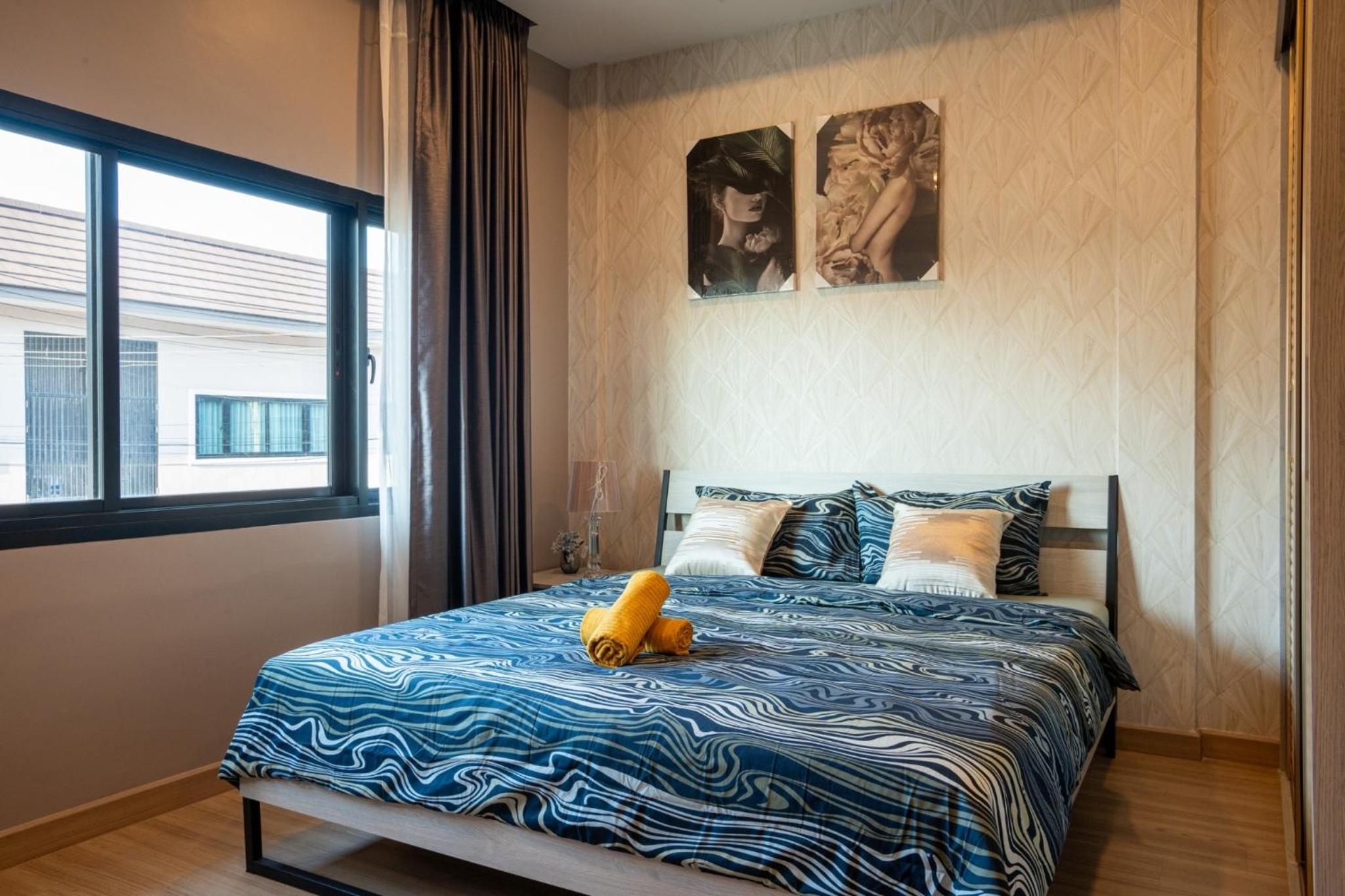 3-bedroom, 3-bathroom townhouse, community with swimming pool, gym, walking street for 20 minutes by car