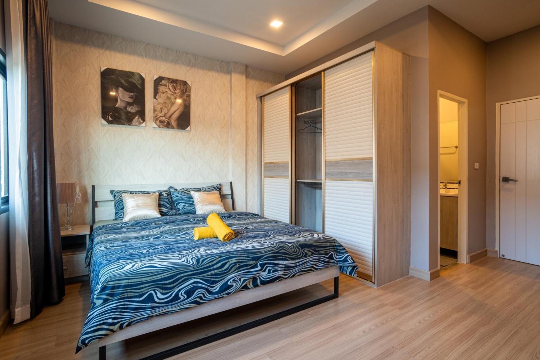 3-bedroom, 3-bathroom townhouse, community with swimming pool, gym, walking street for 20 minutes by car