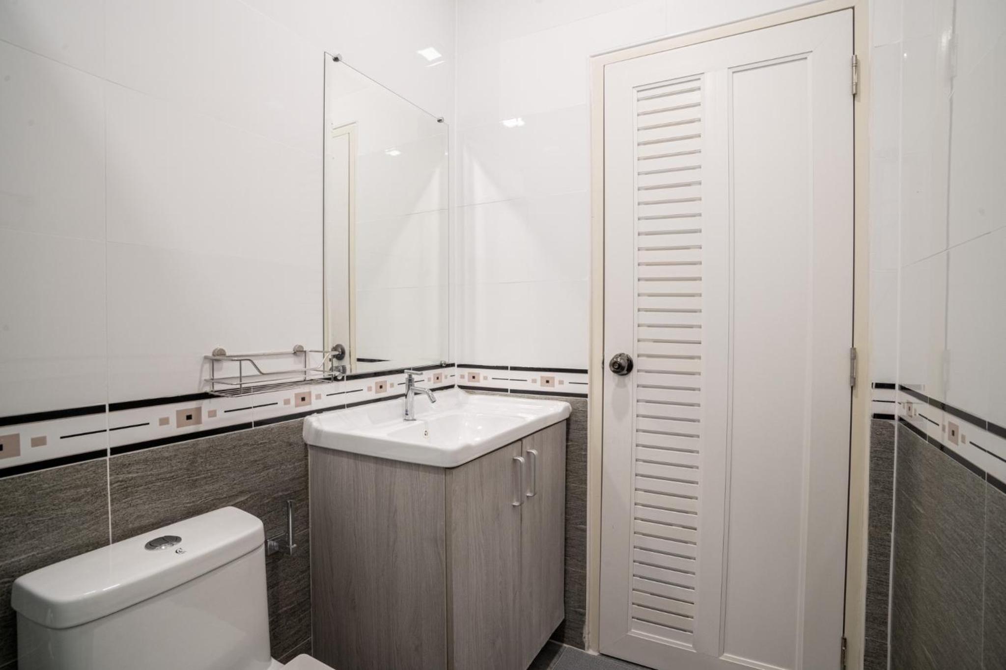 3-bedroom, 3-bathroom townhouse, community with swimming pool, gym, walking street for 20 minutes by car