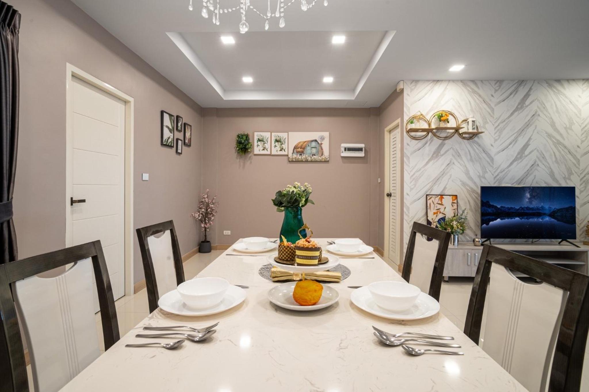 3-bedroom, 3-bathroom townhouse, community with swimming pool, gym, walking street for 20 minutes by car