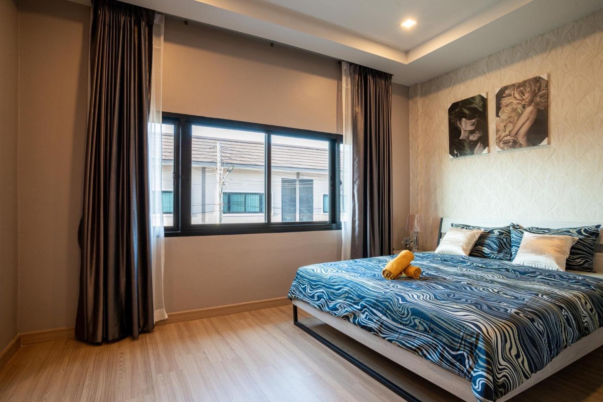 3-bedroom, 3-bathroom townhouse, community with swimming pool, gym, walking street for 20 minutes by car