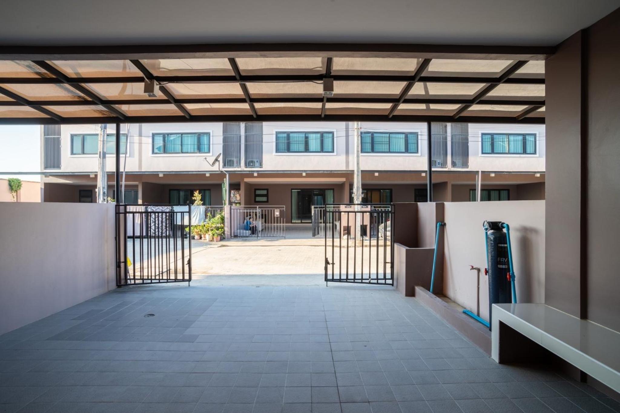 3-bedroom, 3-bathroom townhouse, community with swimming pool, gym, walking street for 20 minutes by car