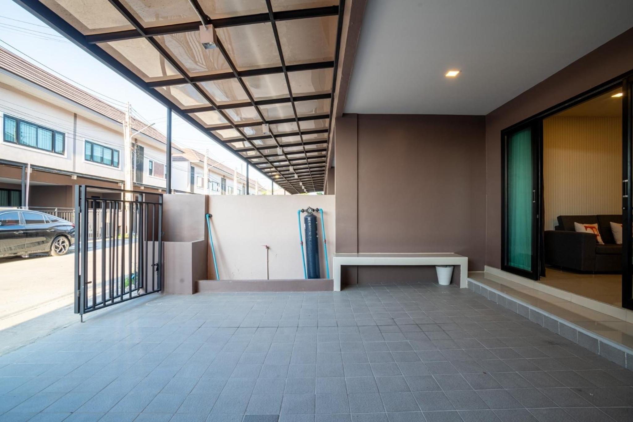 3-bedroom, 3-bathroom townhouse, community with swimming pool, gym, walking street for 20 minutes by car