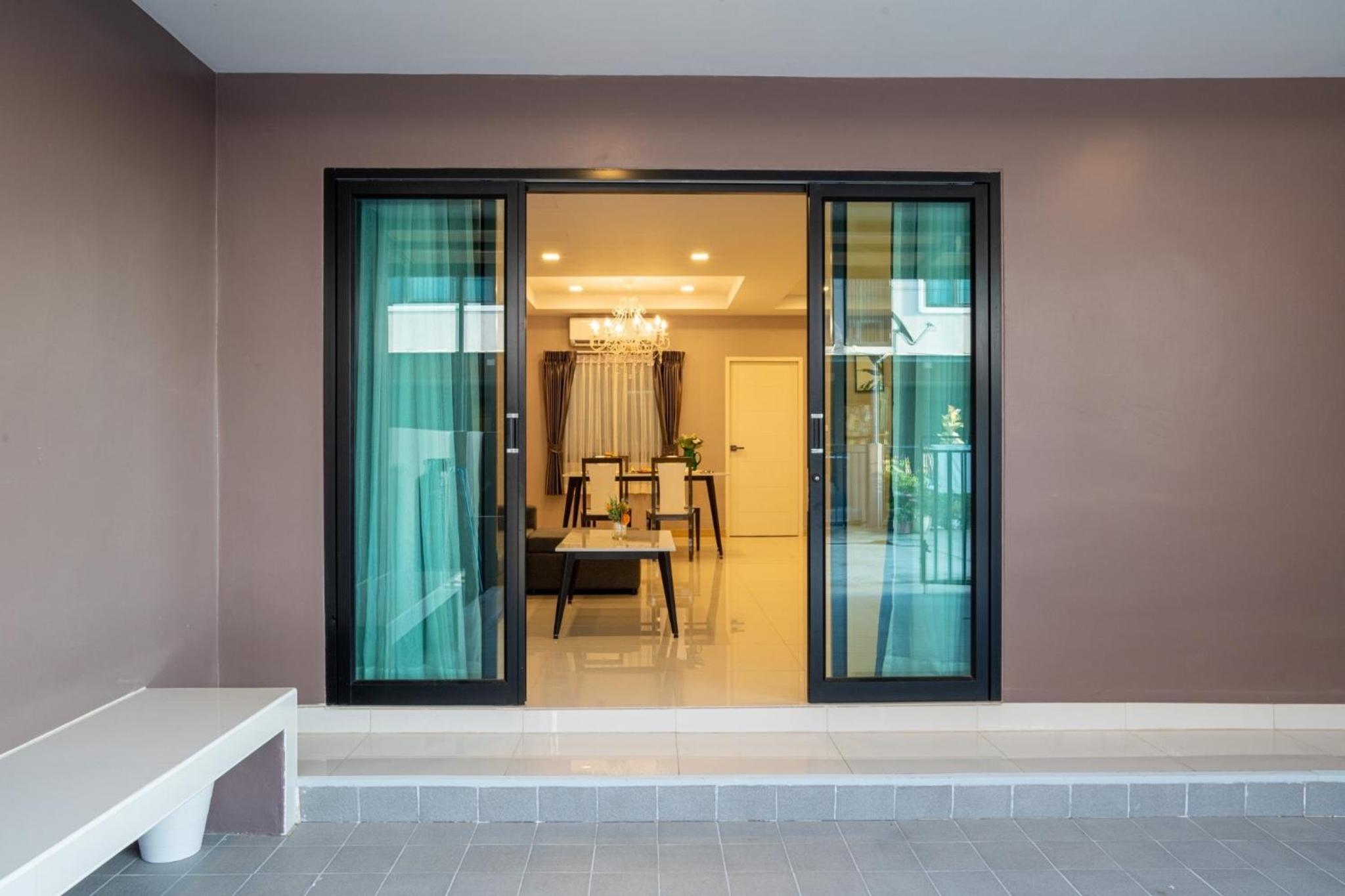 3-bedroom, 3-bathroom townhouse, community with swimming pool, gym, walking street for 20 minutes by car