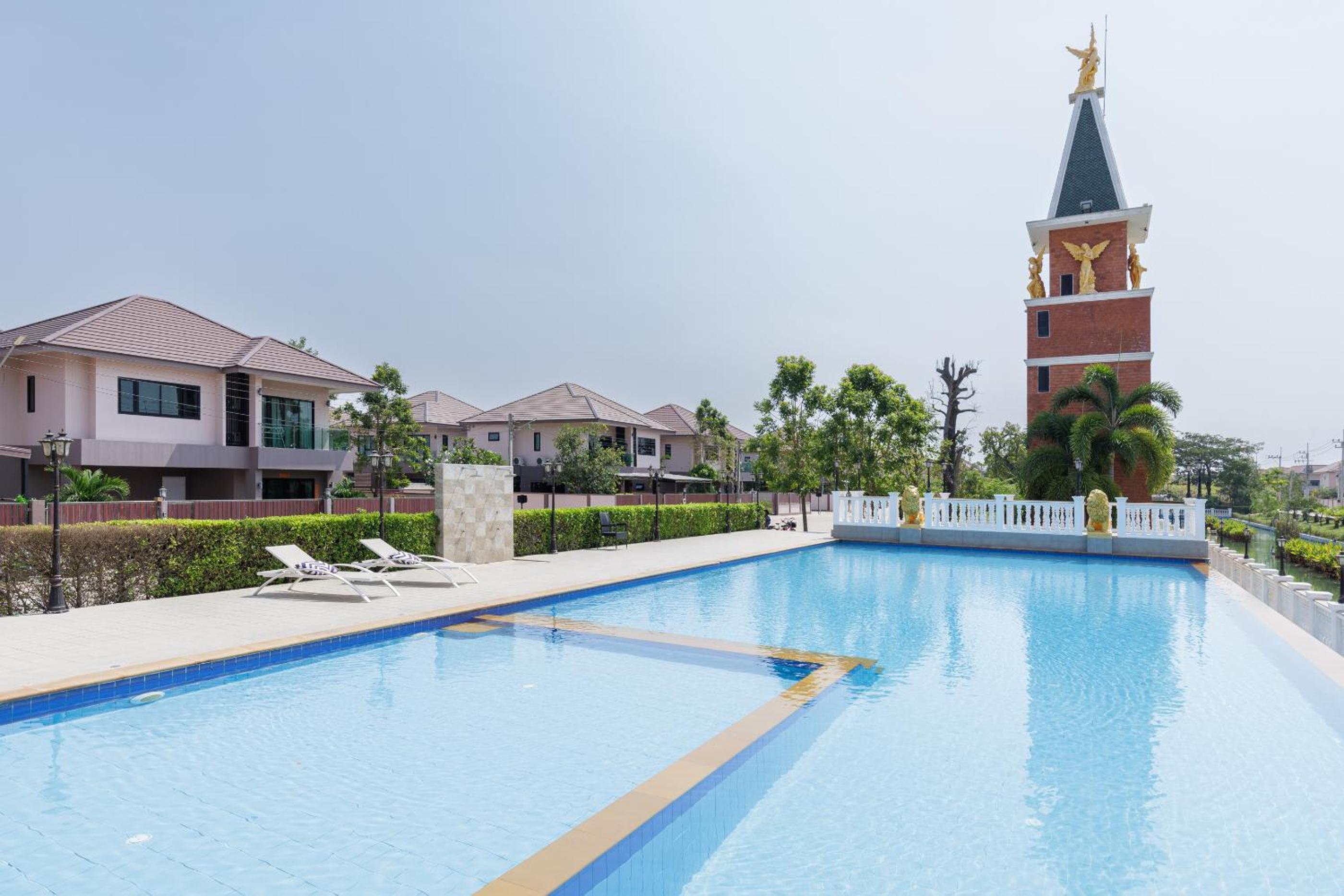 3-bedroom, 3-bathroom townhouse, community with swimming pool, gym, walking street for 20 minutes by car