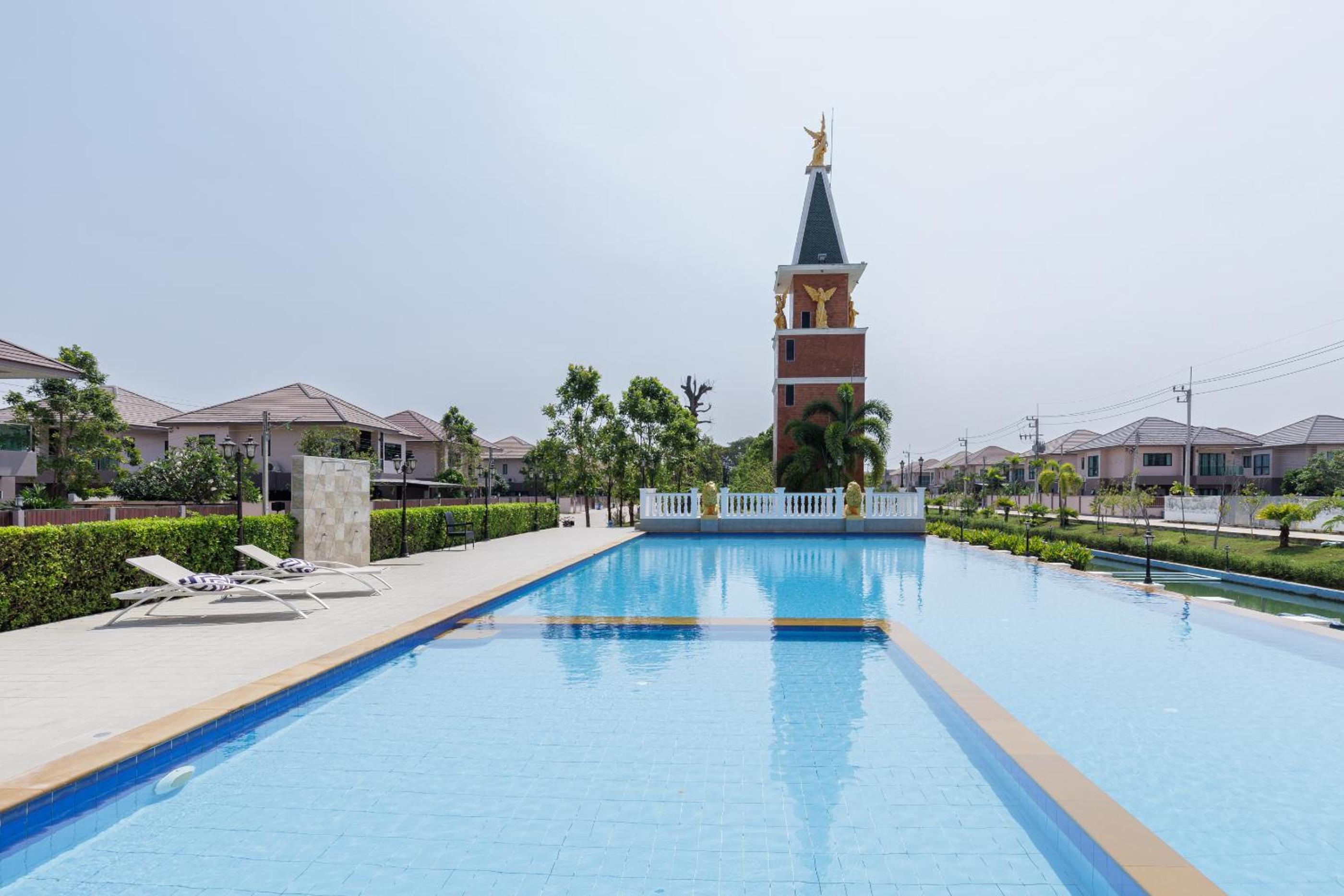 3-bedroom, 3-bathroom townhouse, community with swimming pool, gym, walking street for 20 minutes by car