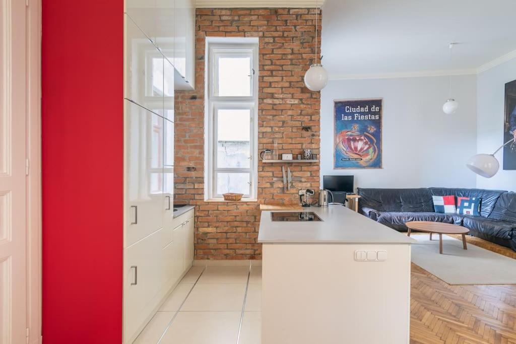 Stylish,Large & Bright Loft in City Center by NW view 2