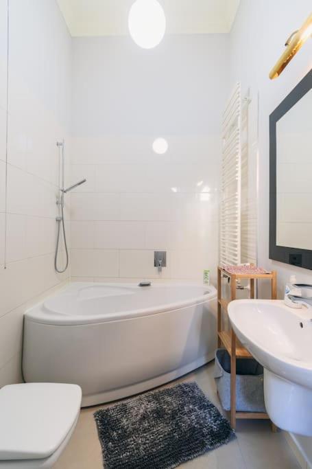 Stylish,Large & Bright Loft in City Center by NW view 3