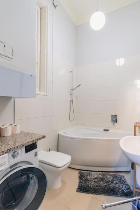 Stylish,Large & Bright Loft in City Center by NW view 5