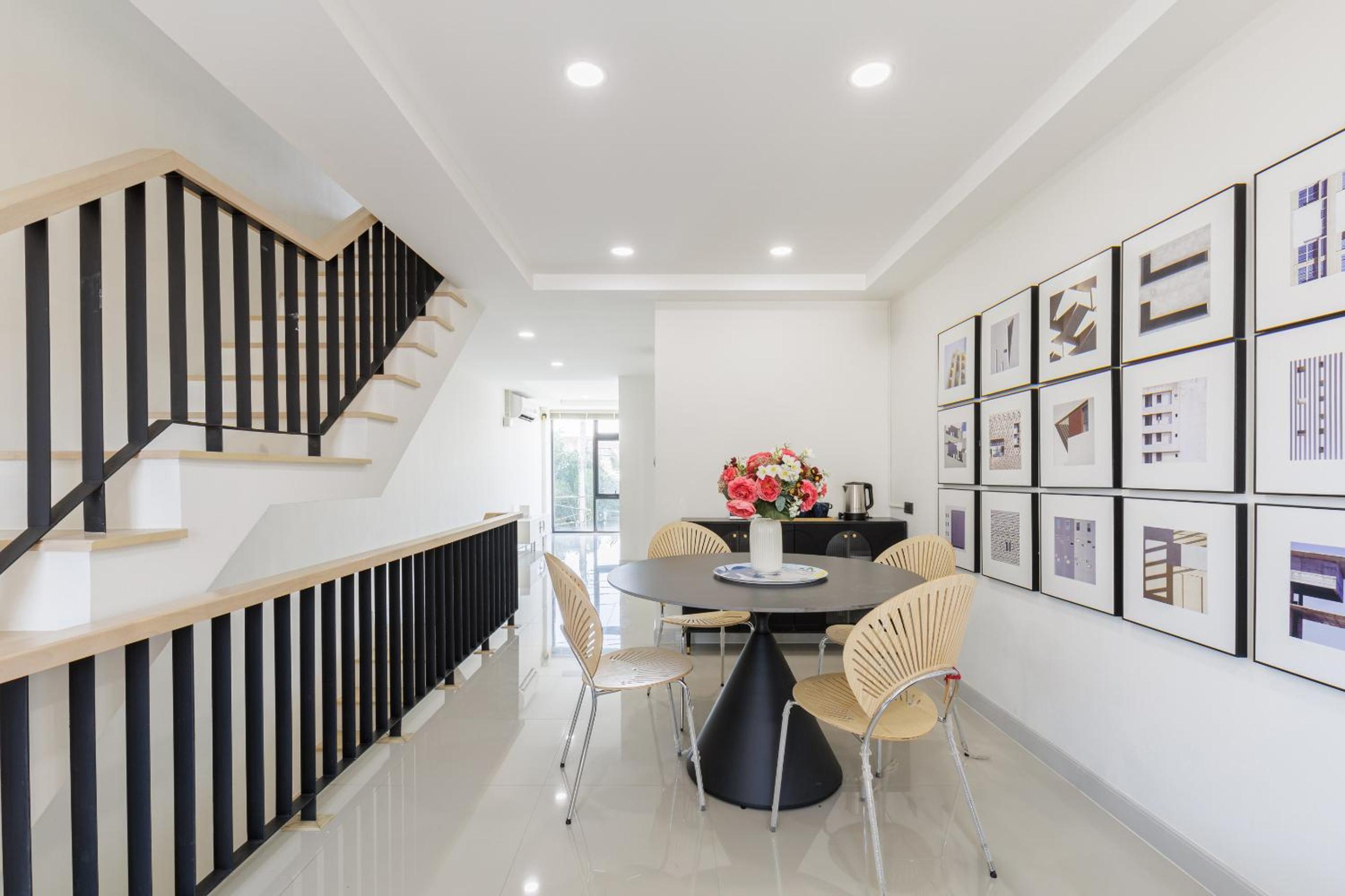 Advanced townhouses can accommodate 14 people, with high-speed Wi Fi and parking on Netflix