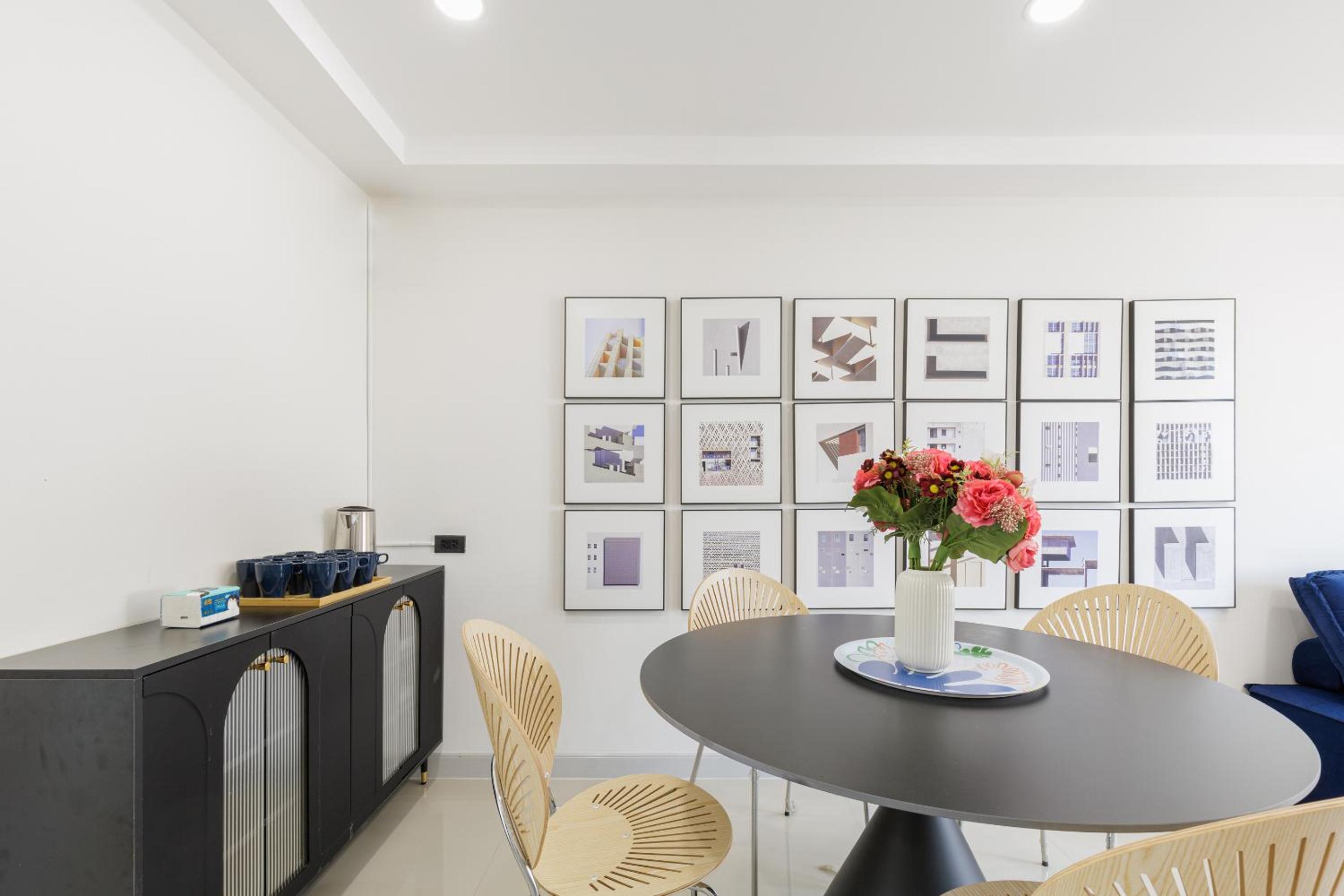 Advanced townhouses can accommodate 14 people, with high-speed Wi Fi and parking on Netflix