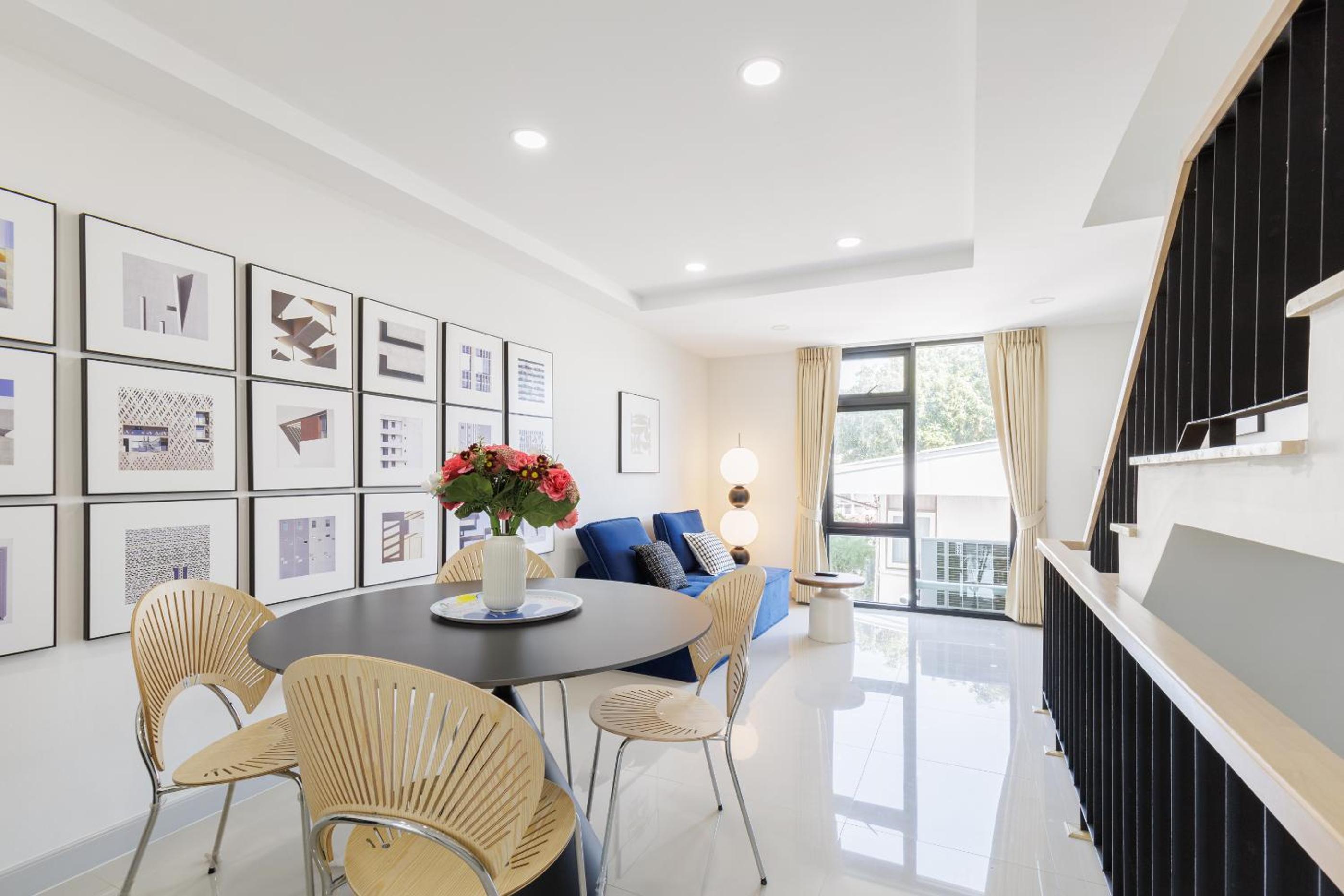Advanced townhouses can accommodate 14 people, with high-speed Wi Fi and parking on Netflix