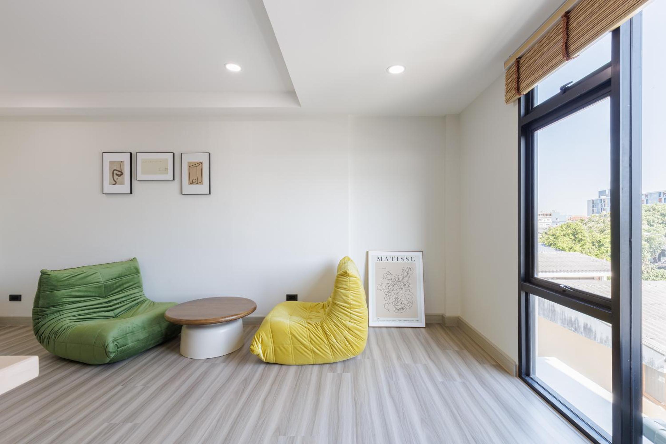 Advanced townhouses can accommodate 14 people, with high-speed Wi Fi and parking on Netflix