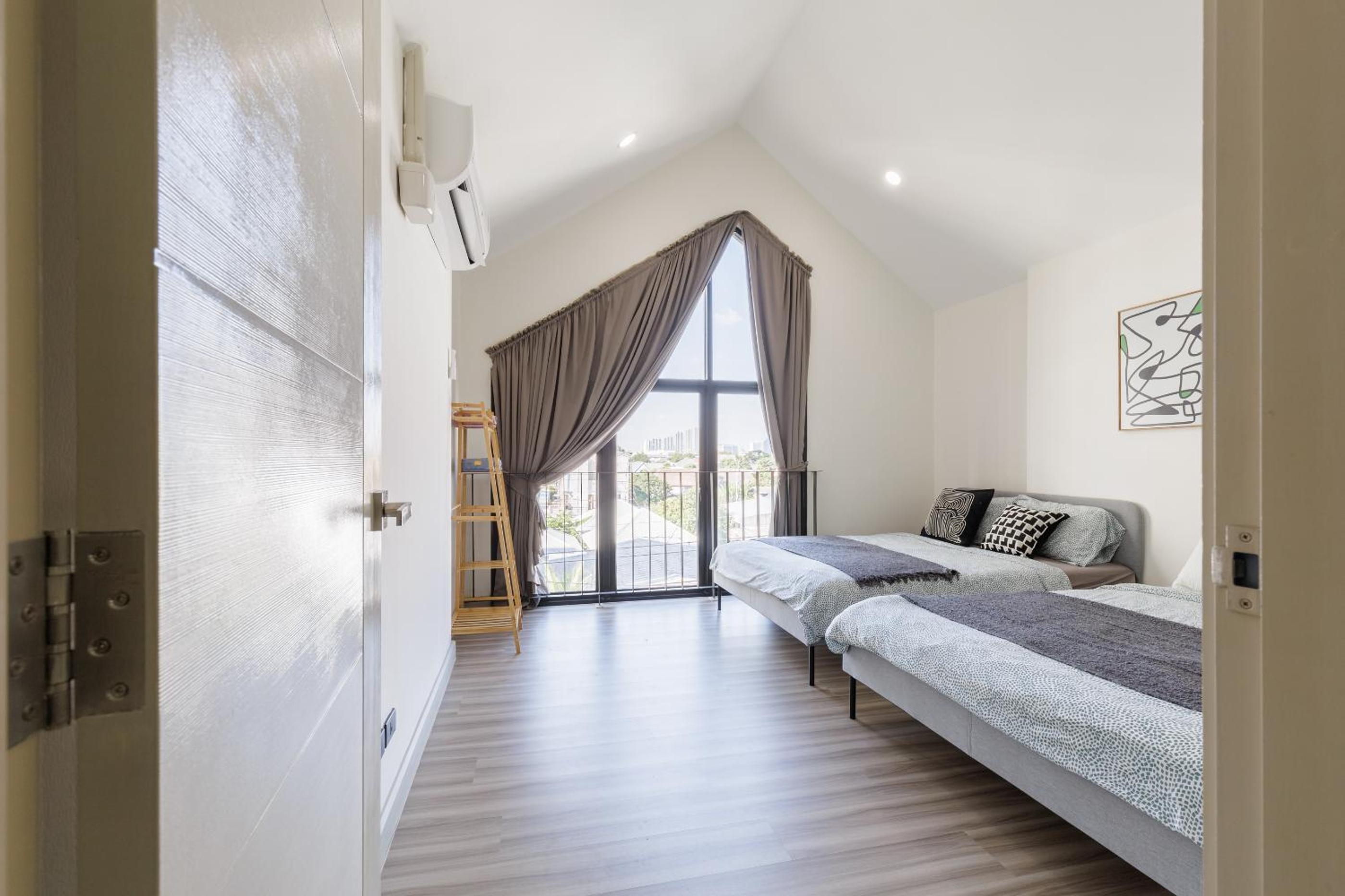 Advanced townhouses can accommodate 14 people, with high-speed Wi Fi and parking on Netflix