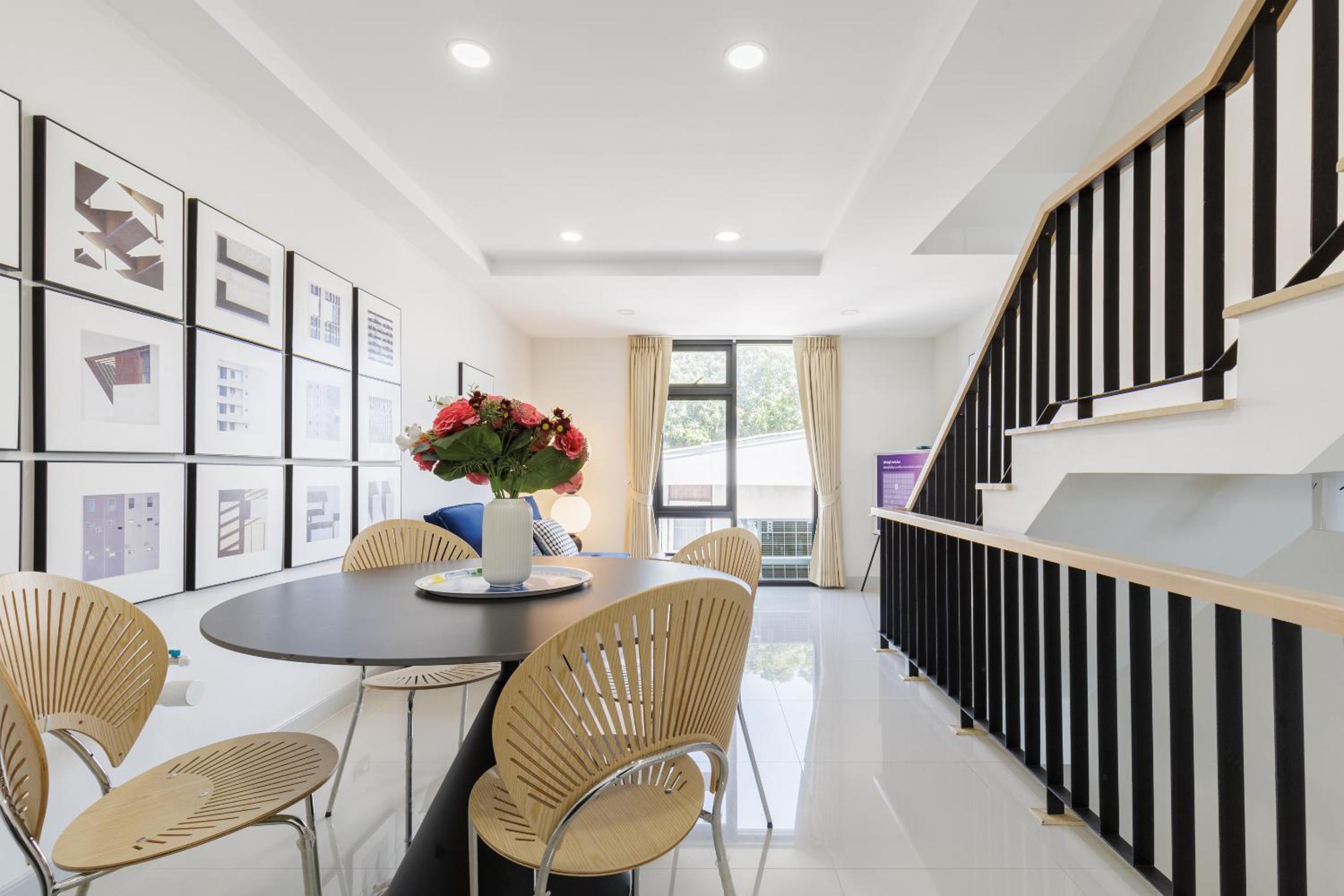 Advanced townhouses can accommodate 14 people, with high-speed Wi Fi and parking on Netflix