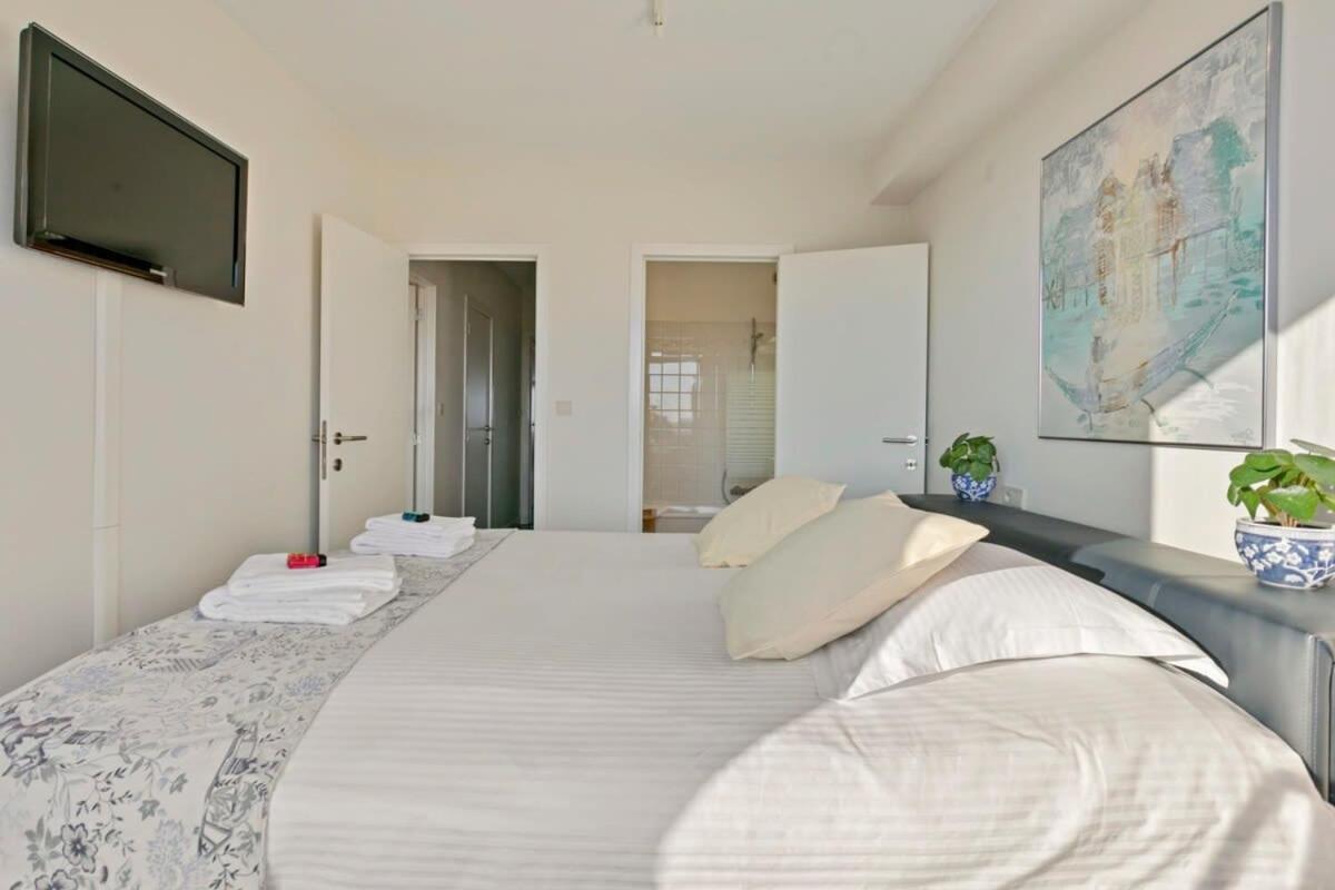 Sunny and comfortable 2 bedroom appartement with stunning Sea-view and 2 terraces