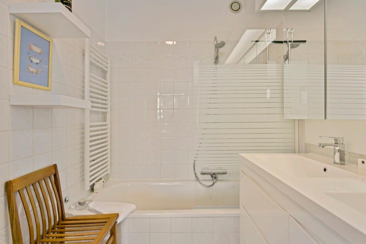 Sunny and comfortable 2 bedroom appartement with stunning Sea-view and 2 terraces