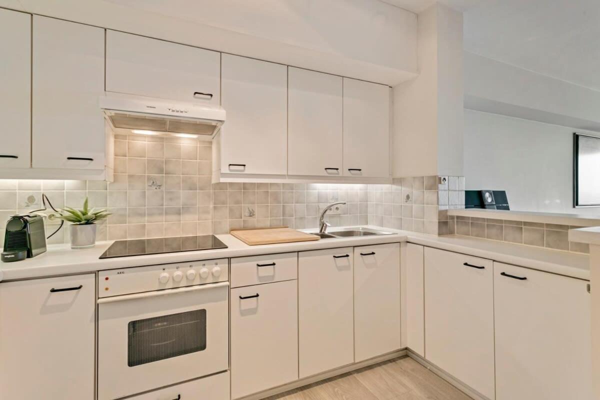 Sunny and comfortable 2 bedroom appartement with stunning Sea-view and 2 terraces