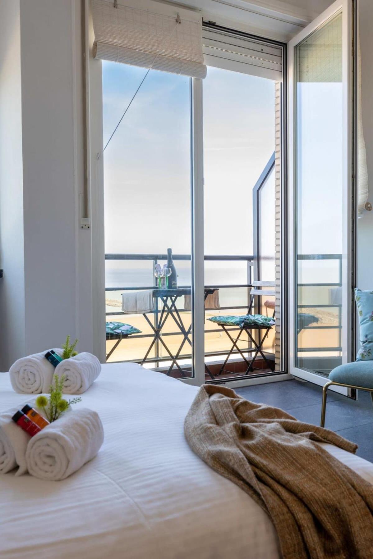 Casiola - Beautiful spacious studio with frontal sea view
