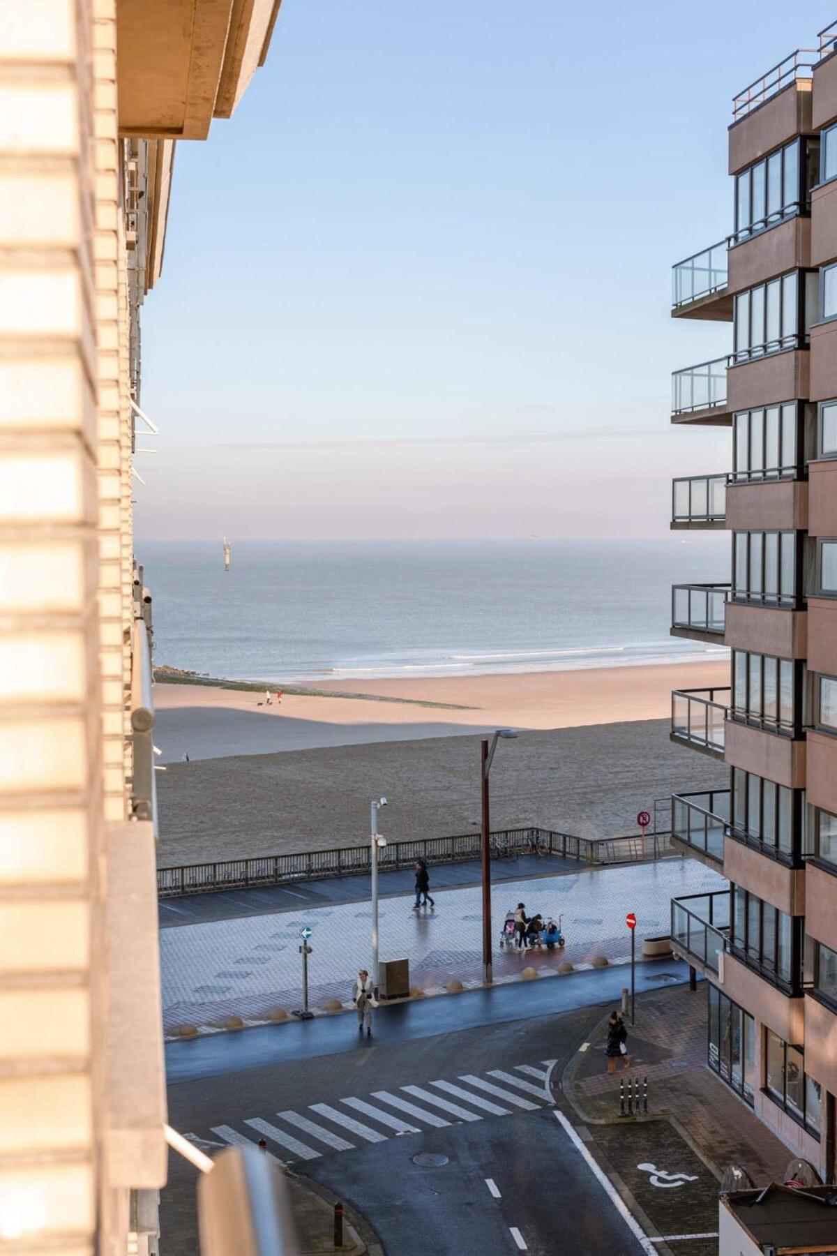 Charming apartment with lateral seaview at the Zeedijk of Knokke