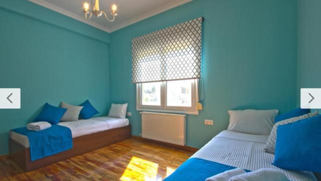 Cosy Colorful House with Private Parking view 2