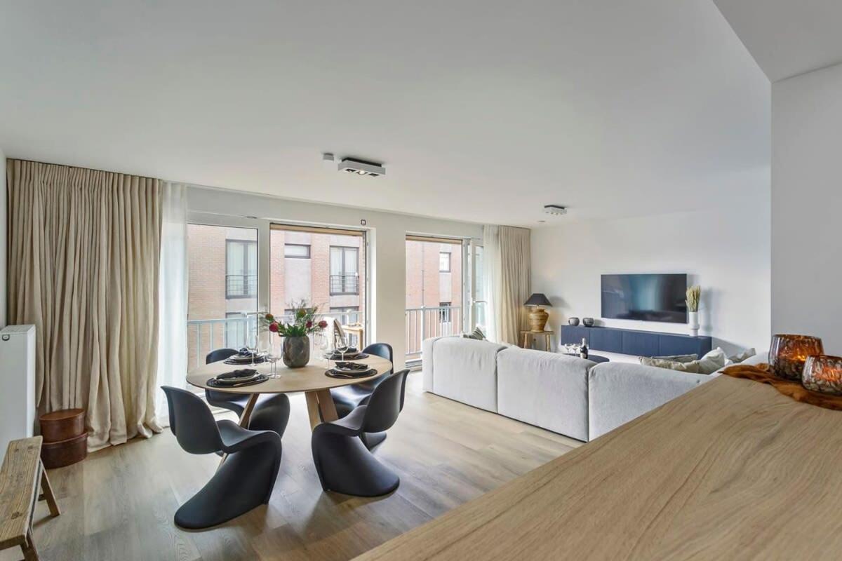 Stunning new and modern apartment with large terrace and free parking view 4