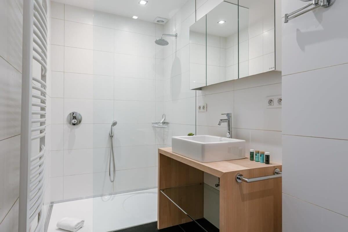 Spacious apartment with parking on prime location