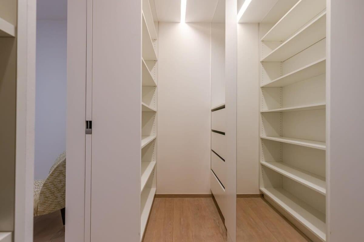Spacious apartment with parking on prime location
