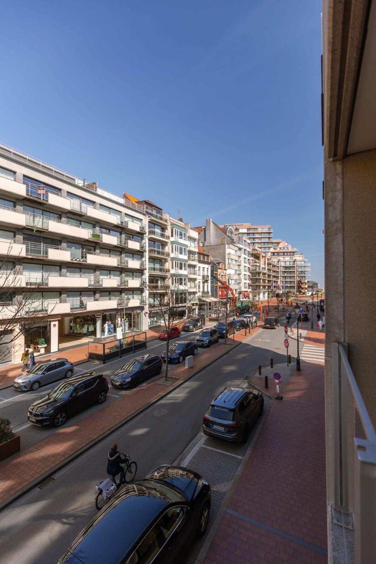 High-end apartment in centre of Knokke with parking