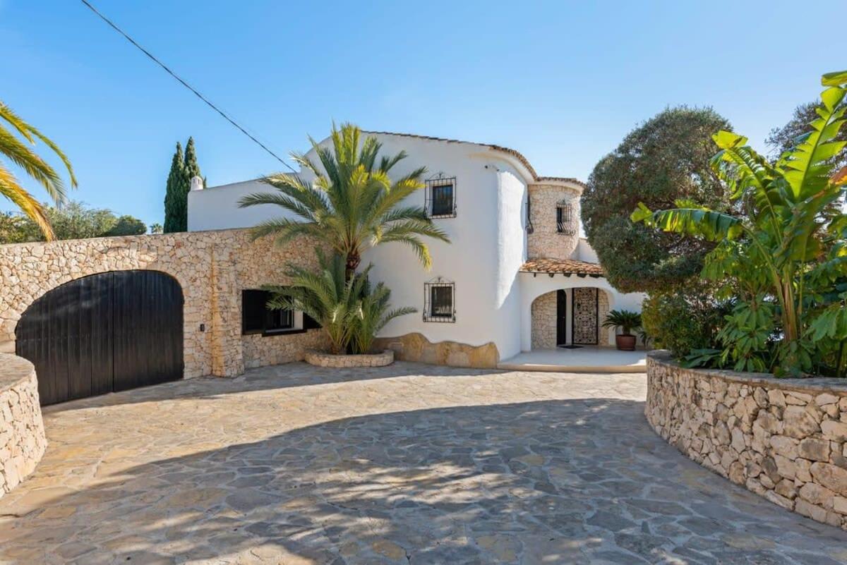 Relax in luxury at this stunning seaside Villa