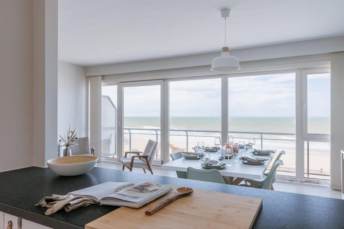 Bright seaview apartment in Oostende