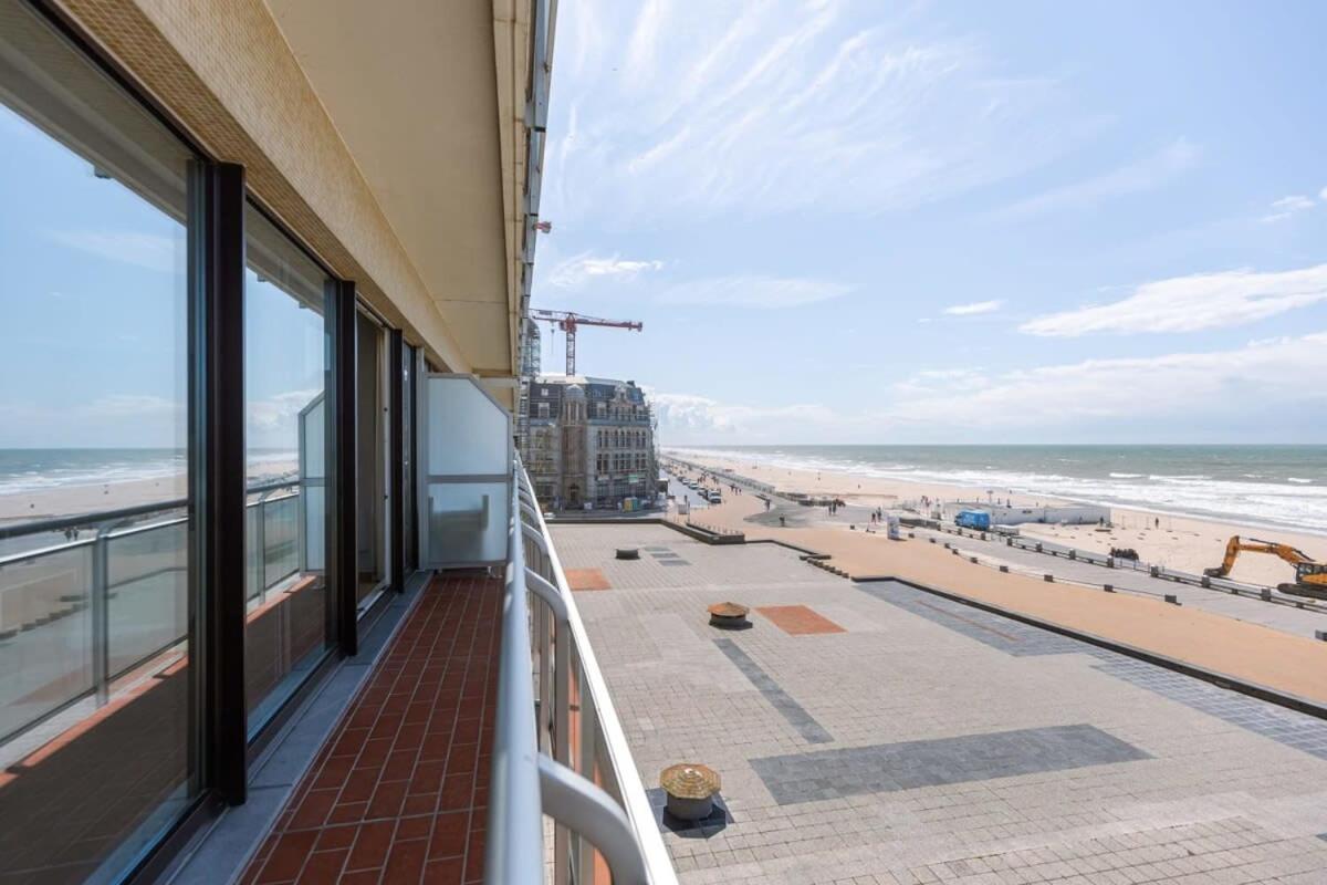 Bright seaview apartment in Oostende