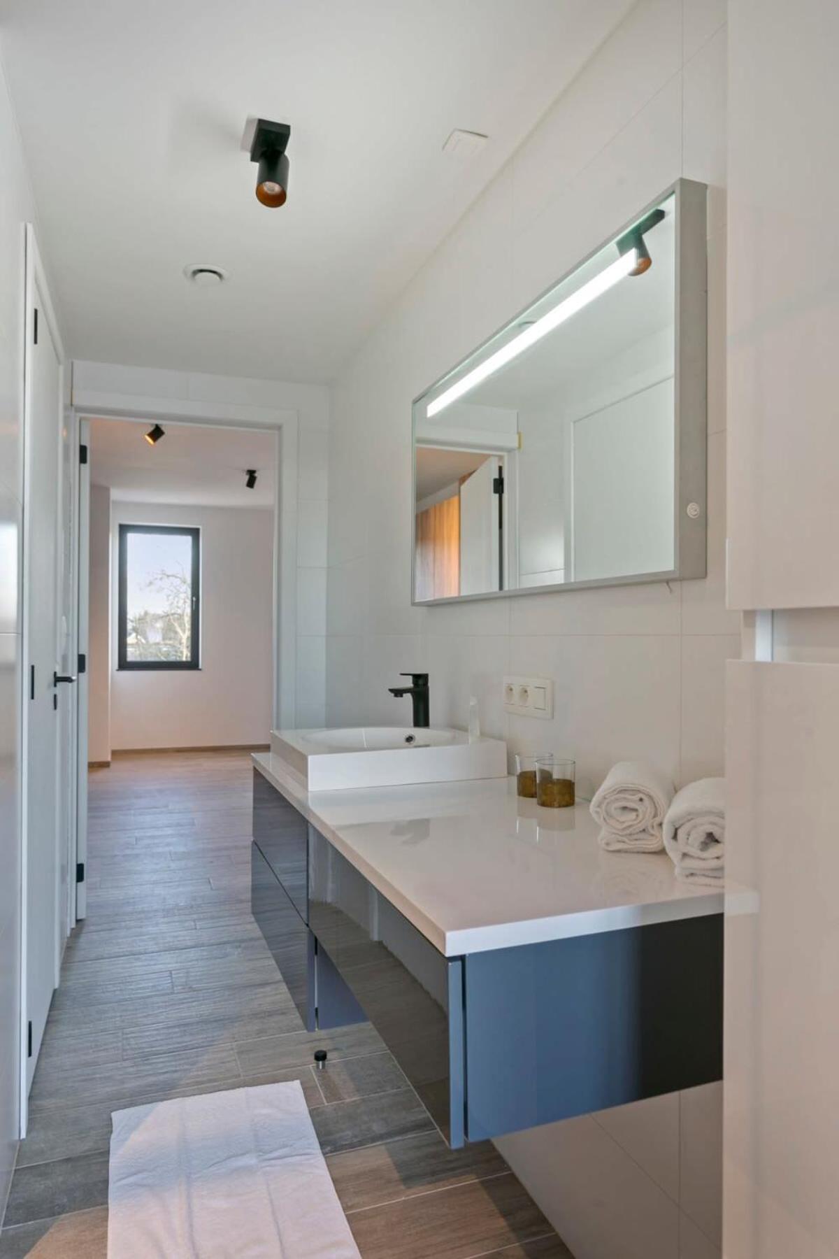 Casiola - Spacious 3 bedroom apartment with private garage