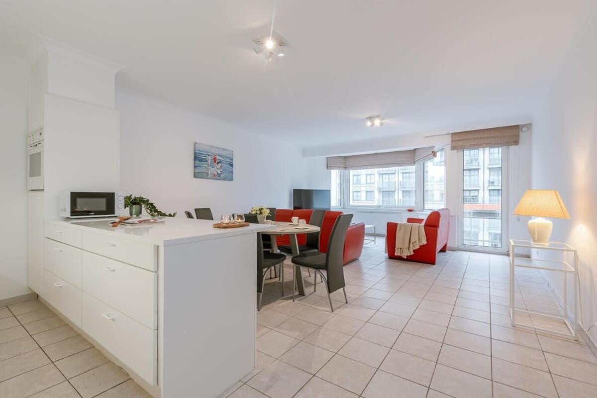 Modern apartment with parking and sea view in Oostduinkerke
