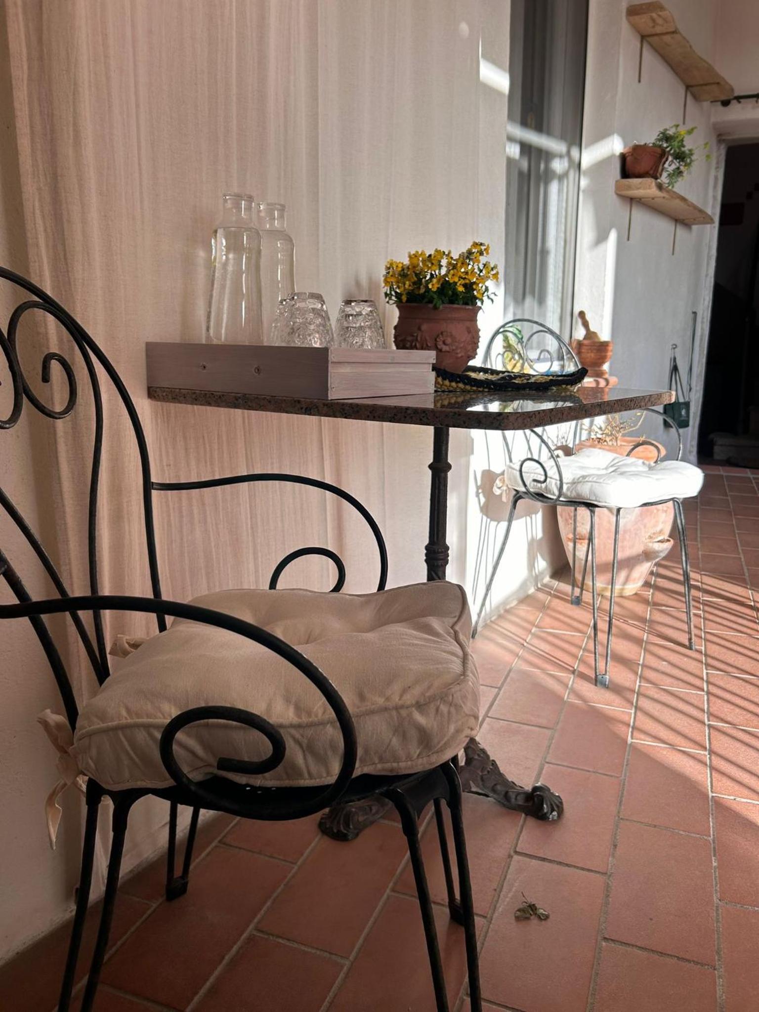 La Spelonca degli Asini en Prata — balance & terrace
