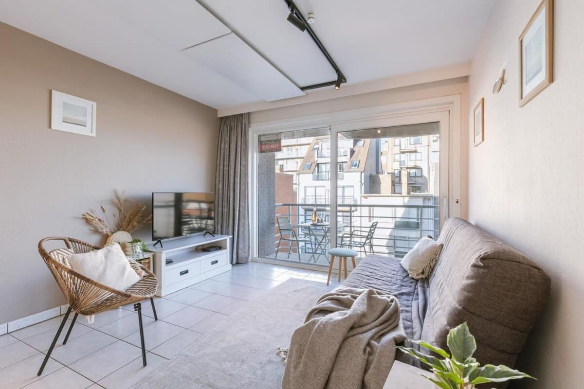 Bright apartment with 2 terraces close to beach
